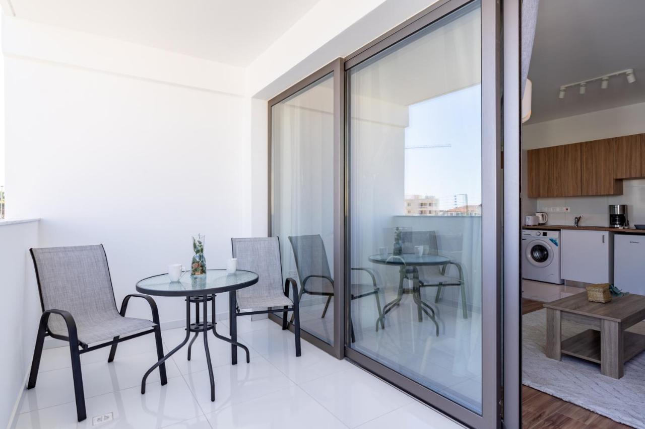 Livia Studio Apartment In Ларнака Екстериор снимка