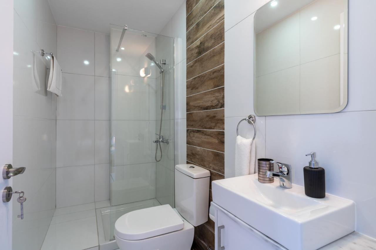 Livia Studio Apartment In Ларнака Екстериор снимка